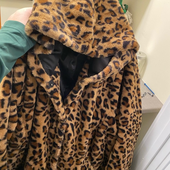 Beautiful faux leopard fur 3/4 length coat from Torrid. - Picture 2 of 3